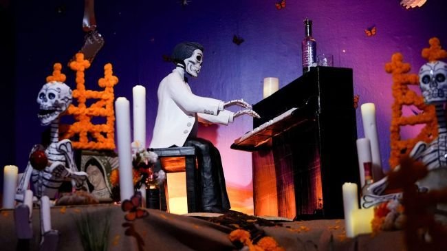 Agustín Lara convierte en música el altar de Día de Muertos de la Casa de México en Madrid
