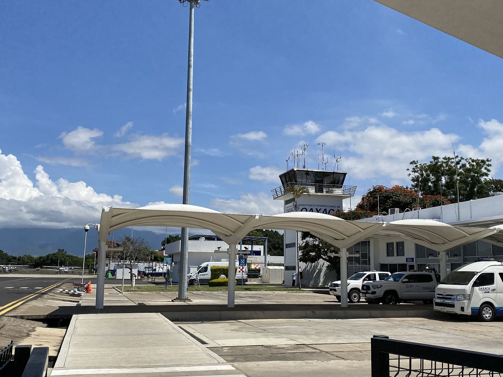 Torre de control y terminal del Aeropuerto Internacional de Oaxaca