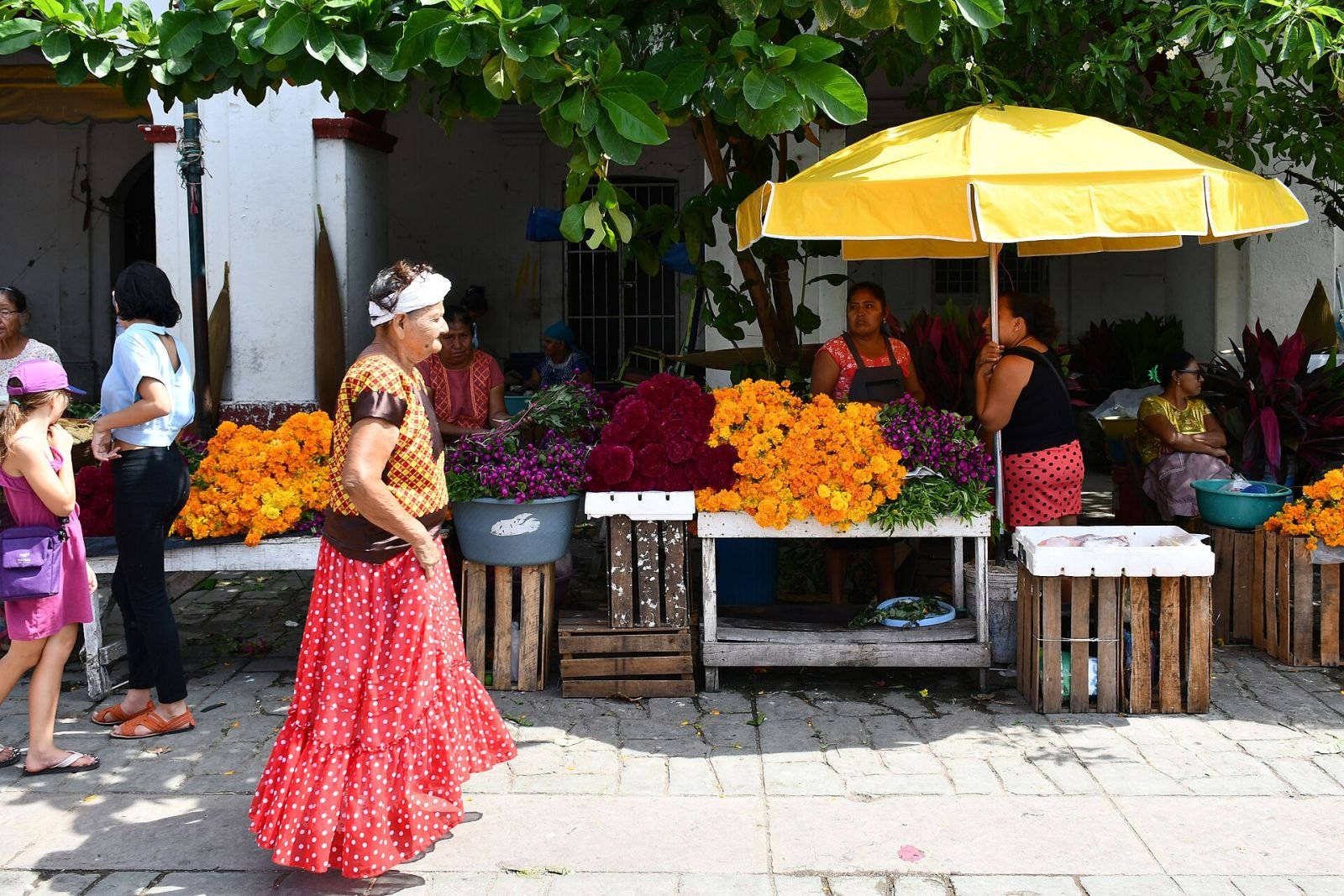 Puestos de flores en el mercado de Juchitán de Zaragoza, Oaxaca