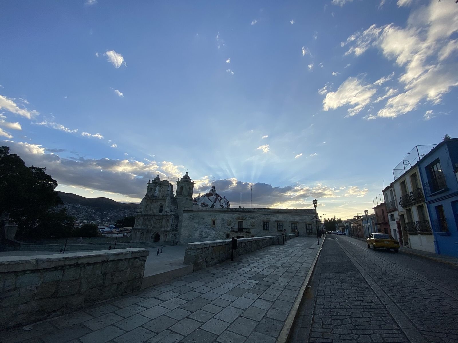 Palacio Municipal de Oaxaca de Juárez y Plaza de la Danza al atardecer