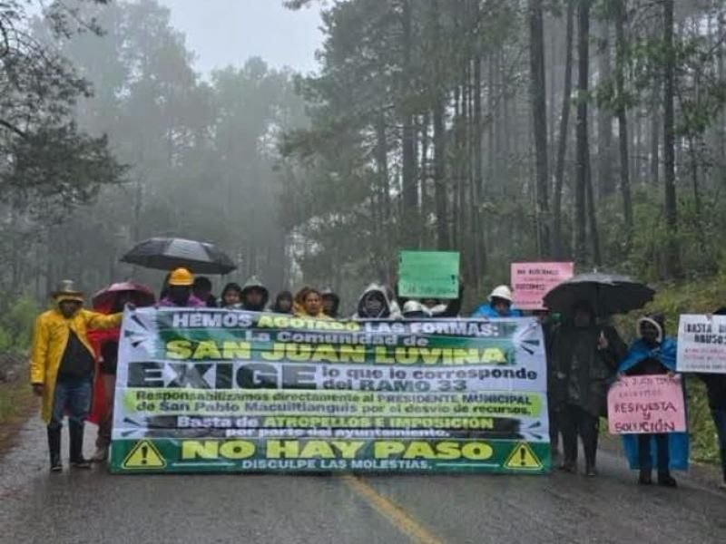 Habitantes de San Juan Luvina cumplen tres días de bloqueo en la carretera Oaxaca-Tuxtepec; exigen recursos y auditoría al ayuntamiento de Macuiltianguis