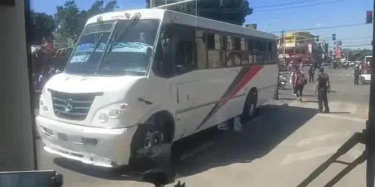 Autobús de la ruta Arrazola atropella a un hombre de 90 años en la Central de Abasto, en Oaxaca; lo trasladan en código rojo