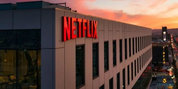 La plataforma de streaming notificó un plan que afectará a cerca del 6% de su plantilla global. Según la empresa, el negocio sigue sólido y va encaminado a cumplir sus previsiones anuales.