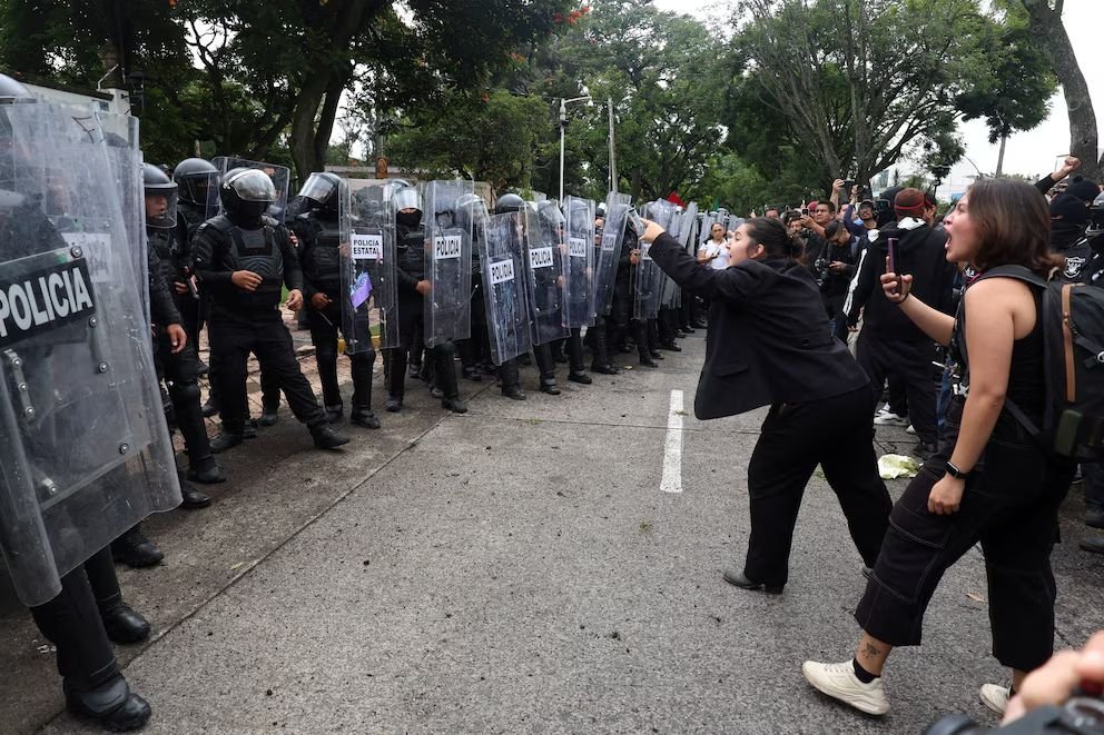 Marcha por el agua en Guadalajara termina con incendios en el Congreso y el Poder Judicial; Lemus reporta cinco detenidos
