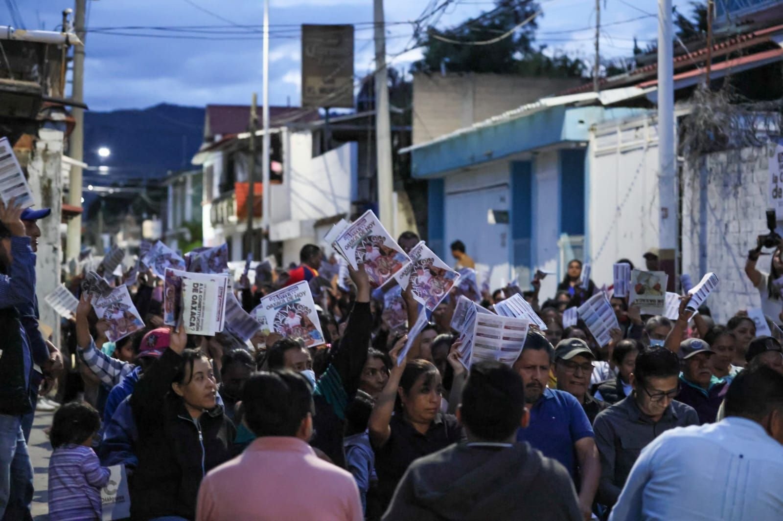 Tania Caballero dialoga con vecinos del barrio de La Cruz, en Xoxocotlán, sobre la reforma integral a la Constitución de Oaxaca
