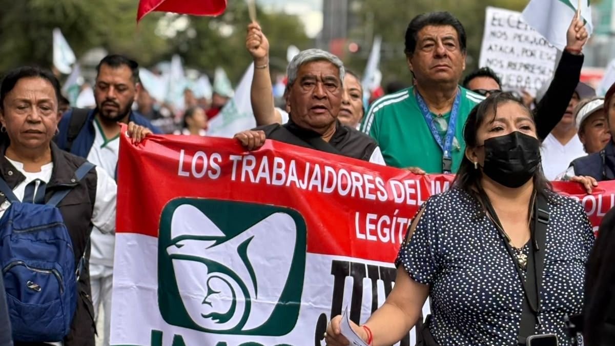 IMSS anuncia aumento salarial global de 8 por ciento; disidentes marchan y piden la renuncia del líder sindical