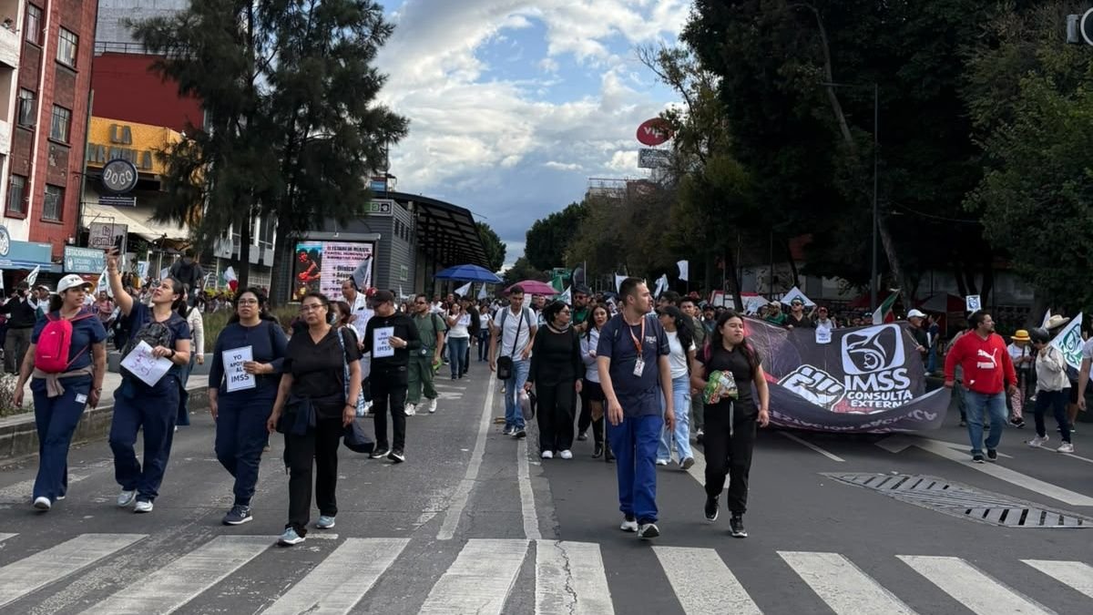 IMSS anuncia aumento salarial global de 8 por ciento; disidentes marchan y piden la renuncia del líder sindical