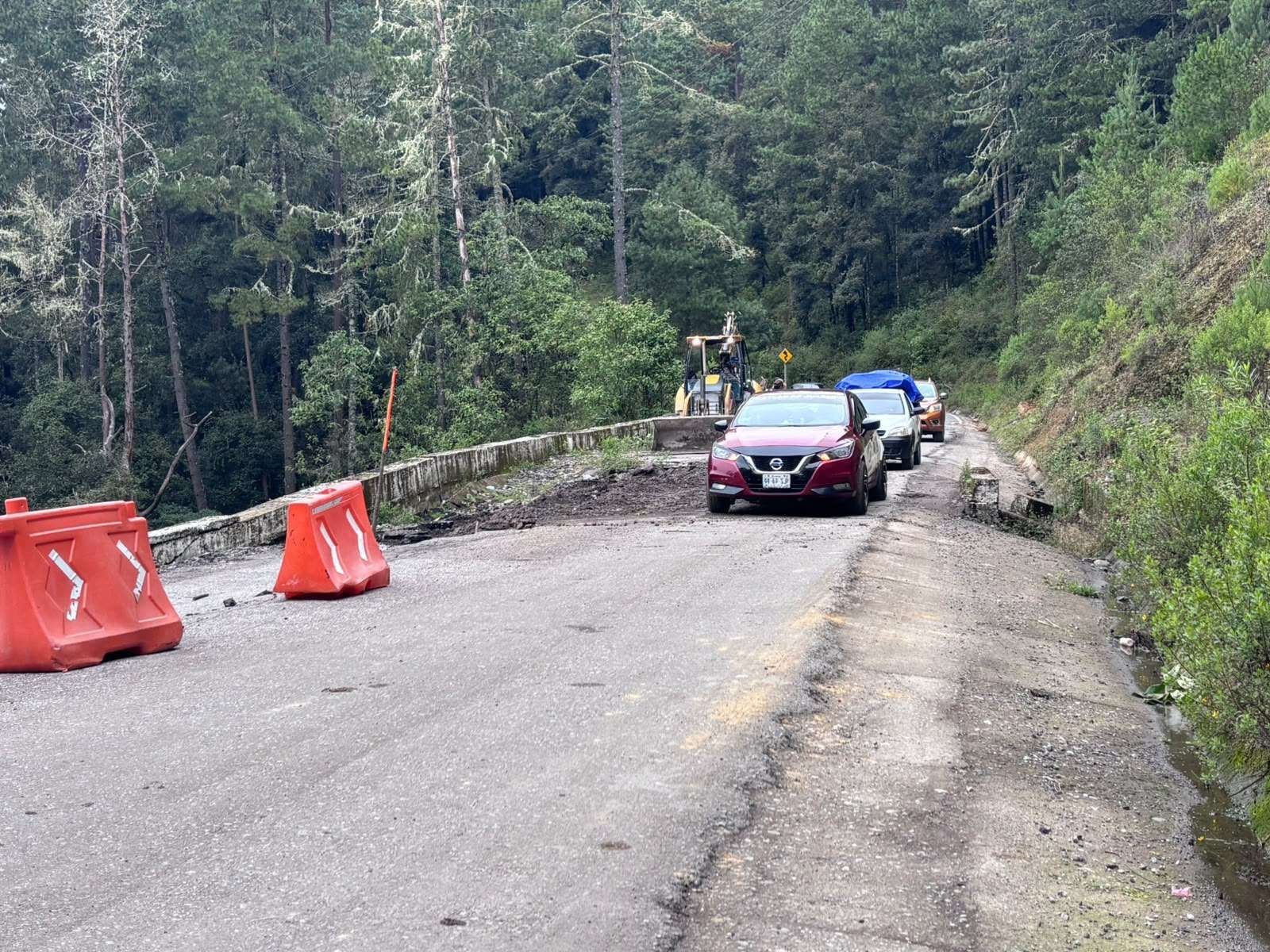 Hundimiento en la carretera Tuxtepec-Oaxaca: circulan por un solo carril mientras la SICT repara el tramo