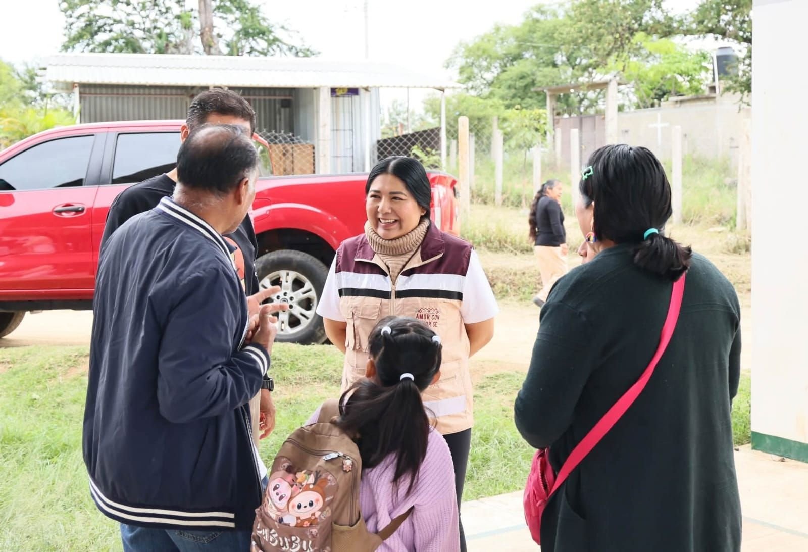 Tania Caballero participa en tequio por la seguridad y el bienestar de las familias de Cuilápam de Guerrero