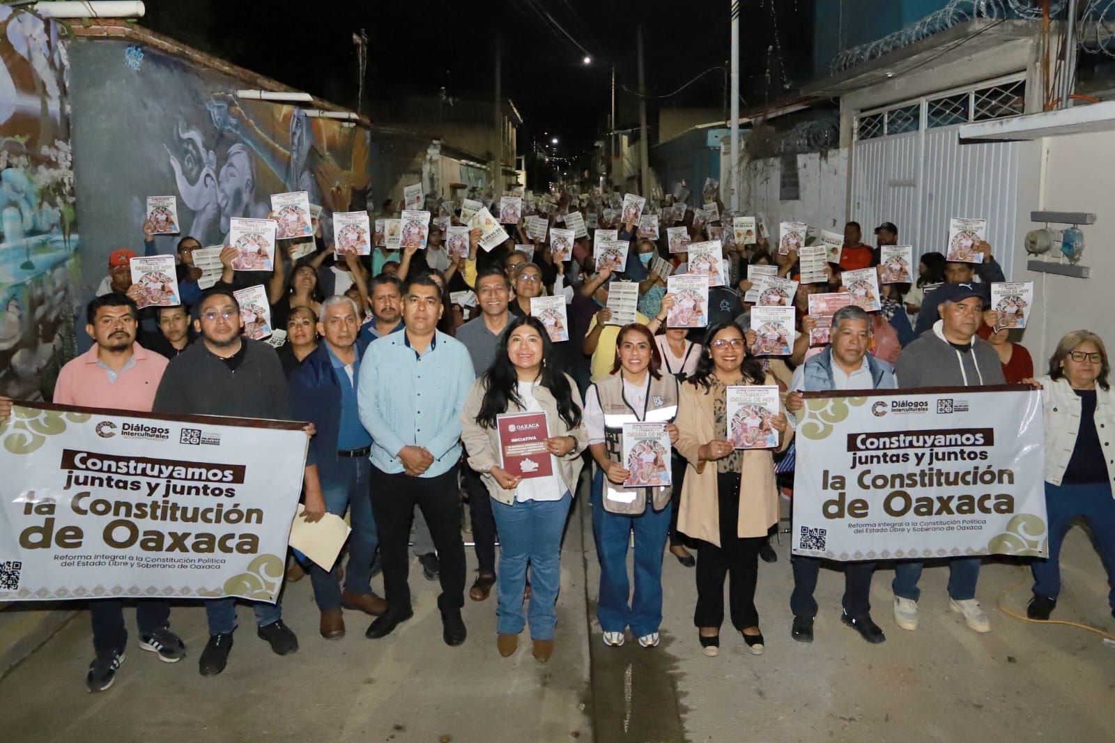 Tania Caballero dialoga con vecinos del barrio de La Cruz, en Xoxocotlán, sobre la reforma integral a la Constitución de Oaxaca