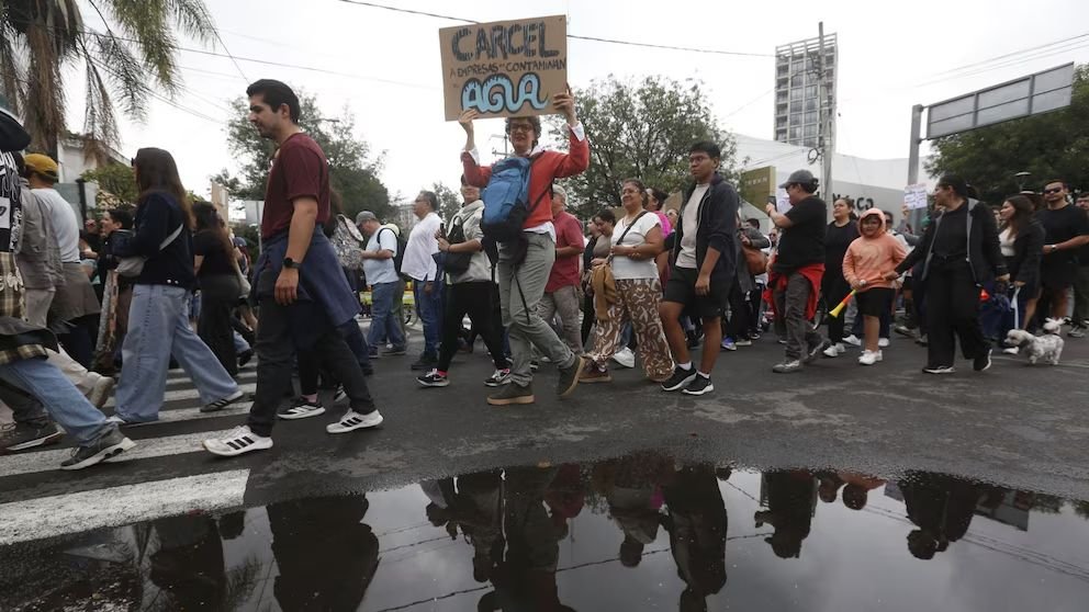 Marcha por el agua en Guadalajara termina con incendios en el Congreso y el Poder Judicial; Lemus reporta cinco detenidos