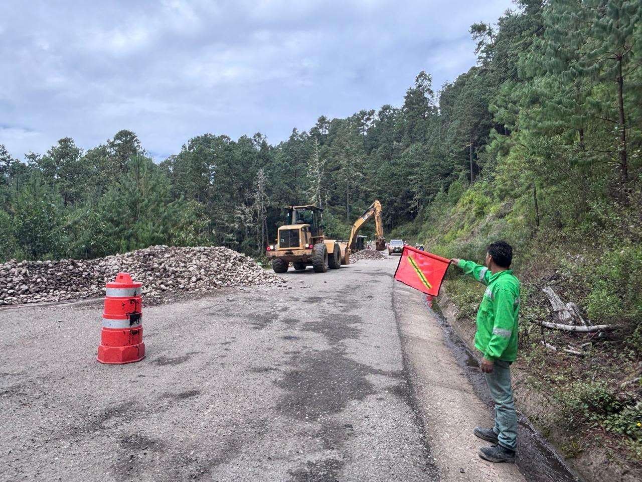 Hundimiento en la carretera Tuxtepec-Oaxaca: circulan por un solo carril mientras la SICT repara el tramo