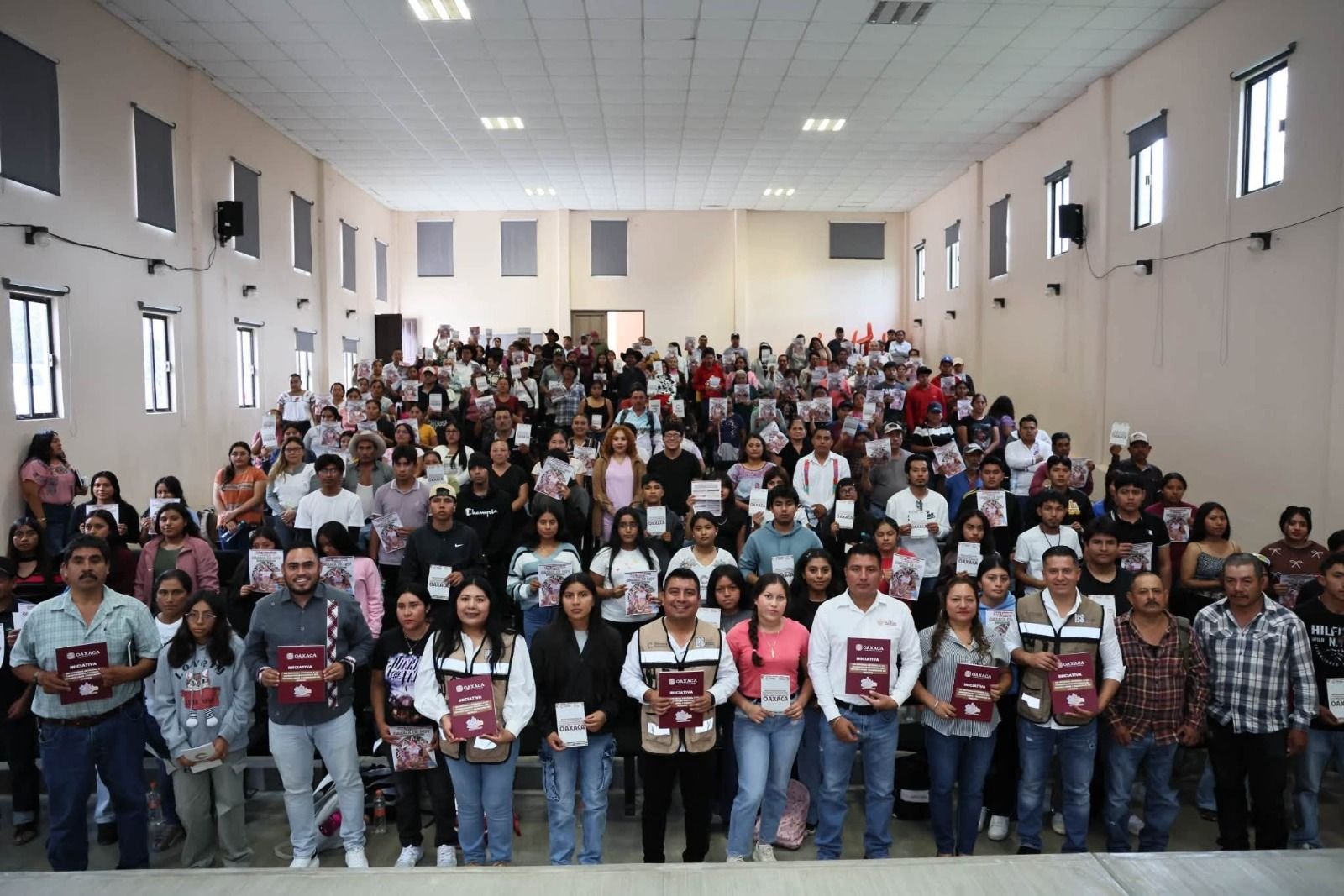 Tania Caballero lleva a Villa Sola de Vega el diálogo sobre la nueva Constitución de Oaxaca