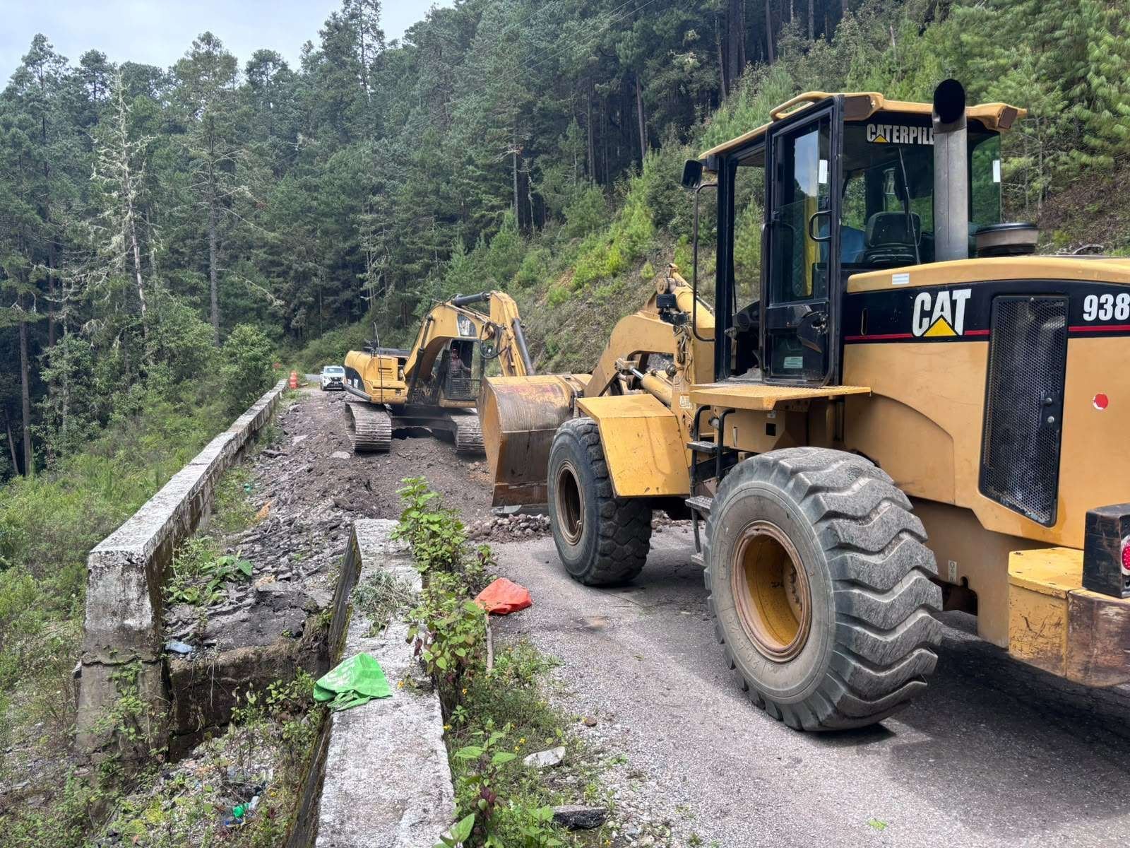 Hundimiento en la carretera Tuxtepec-Oaxaca: circulan por un solo carril mientras la SICT repara el tramo