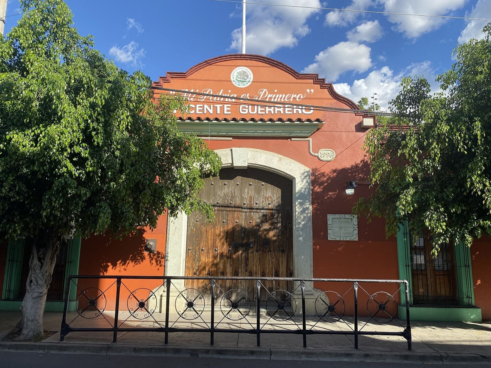Fachada de la escuela primaria Vicente Guerrero en Oaxaca de Juárez