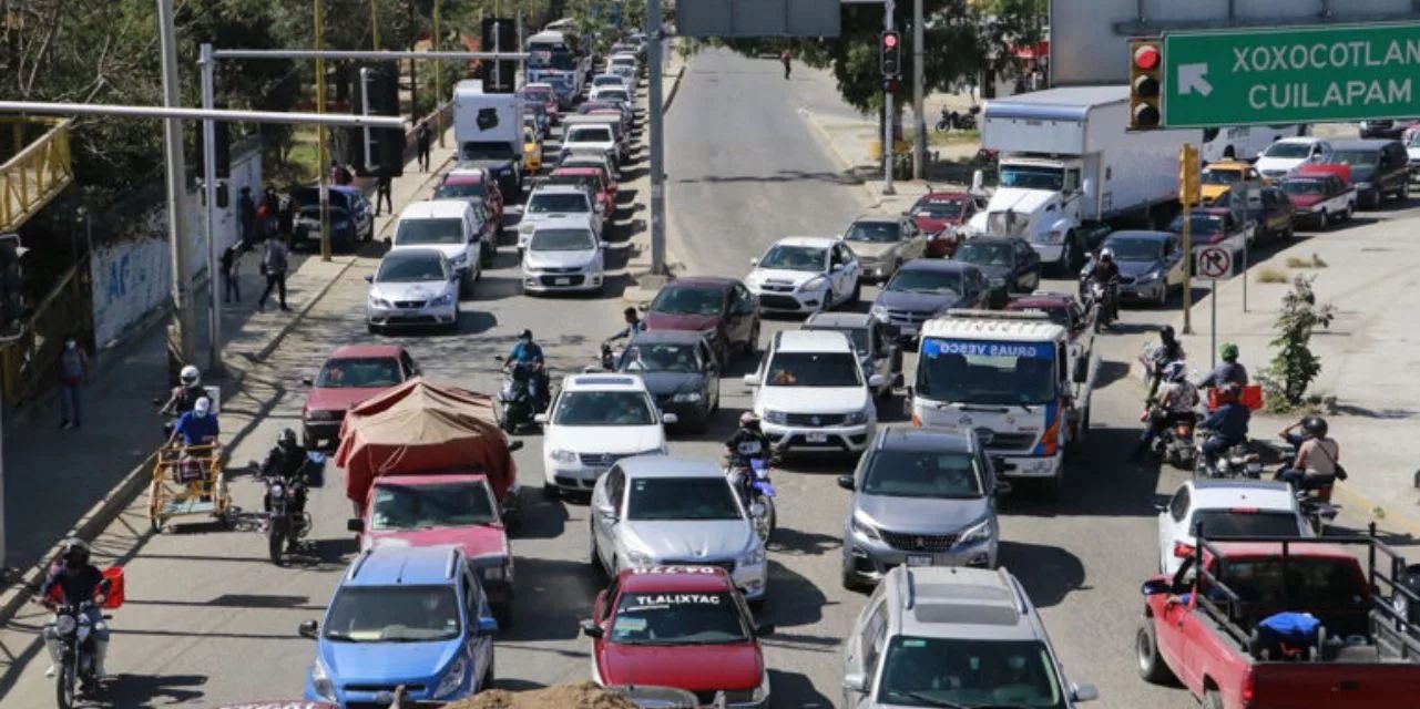 El tráfico cuesta a cada mexicano 111 horas y 5,645 pesos al año; Oaxaca, entre las ciudades que más tiempo pierden: IMCO