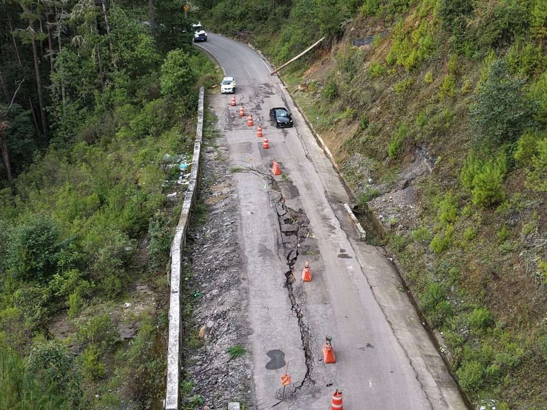 Hundimiento en la carretera Tuxtepec-Oaxaca: circulan por un solo carril mientras la SICT repara el tramo