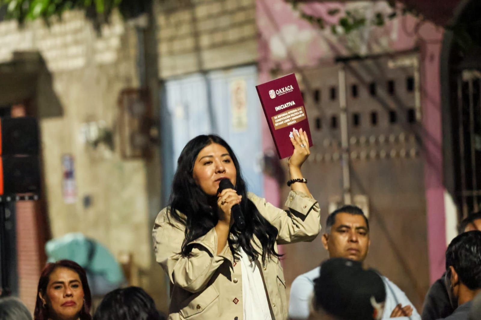 Tania Caballero dialoga con vecinos del barrio de La Cruz, en Xoxocotlán, sobre la reforma integral a la Constitución de Oaxaca